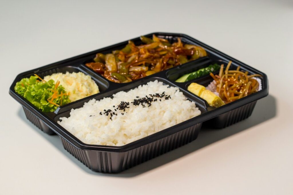 容器に盛られた食事のイメージ。紹介サービスの実商品ではありません。