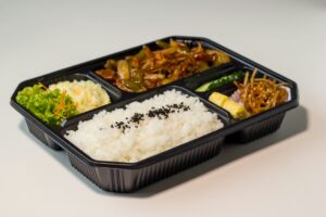 容器に盛られた食事のイメージ。紹介サービスの実商品ではありません。