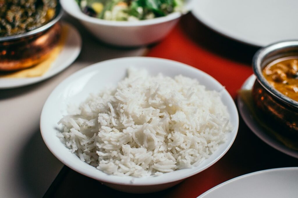 ご飯を盛った器とおかずのイメージ写真